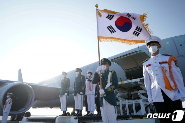 15일(현지시간) 카자흐스탄 크즐오르다 공항에서 열린 홍범도 장군 유해 인수 행사에서 대한민국 의장대가 홍 장군 유해 임시안치를 준비하고 있다.(청와대 제공)2021.8.15/뉴스1