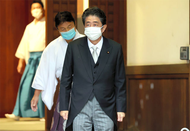 15일 오전 아베 신조 전 일본 총리가 태평양전쟁의 A급 전범 14명의 위패가 합사된 도쿄 야스쿠니신사를 참배했다. 아사히신문 제공
