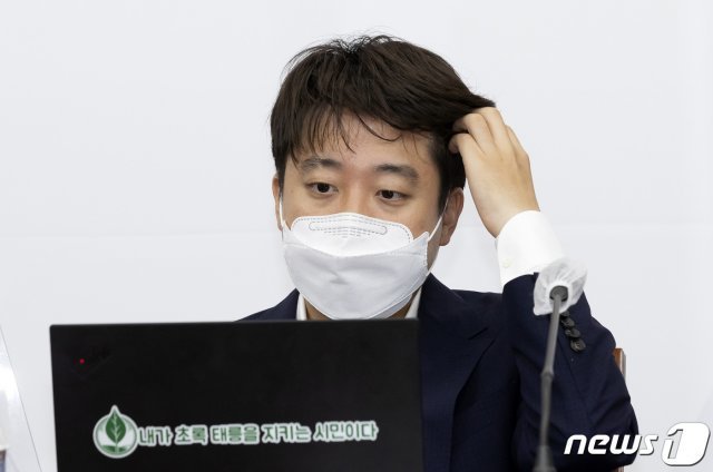 이준석 국민의힘 대표가 5일 서울 여의도 국회에서 열린 최고위원회의에서 노트북을 보고 있다. 2021.8.5/뉴스1 © News1