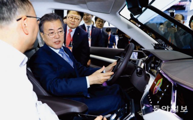 문재인 대통령이 2018년 4월 20일 서울 강서구 마곡동에 위치한 융복합 연구개발(R&D)단지 LG사이언스파크 전시관에서 운전대를 잡은 자세로 미래형 자동차에 대한 설명을 듣고 있다. 동아DB