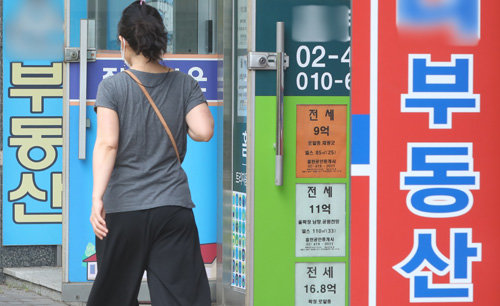 서울 시내 공인중개사 사무소들이 늘어선 상가. 뉴시스