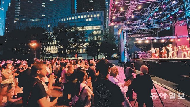 15일 저녁 미국 공연예술의 메카인 뉴욕 맨해튼 링컨센터의 야외 공연장에서 처음으로 K팝 공연이 열렸다. 수많은 젊은 팬들이 K팝 선율에 맞춰 율동을 하고 노래를 따라 불렀다. 뉴욕=유재동 특파원 jarrett@donga.com