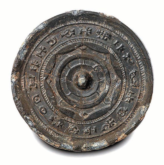 1981년 경북 경주시 조양동에서 발견된 38호 묘에서 발굴된 청동거울. 거울 뒷면에 새겨진 글자를 따서 ‘소명경’이라고도 불린다. 지름 8cm. 중국 한나라에서 수입된 점을 기준으로 이 무덤이 서기 1세기에 만들어졌다는 것으로 인정됐다. 국립경주박물관·한국문화재재단 제공