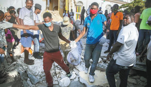 무너진 건물서 시신-부상자 속출… 여진에 구조작업 난항 15일 아이티 남부 레카이에서 구조 인력들이 무너진 건물 
잔해에서 수습된 시신을 옮기고 있다. 전날 규모 7.2의 강진이 아이티를 강타해 이날까지 약 1300명이 숨지고 5700명이 
부상을 입었다. 중상자와 실종자가 많고 의료 환경이 열악한 데다 여진 등으로 구조 작업 또한 지연되고 있어 인명 피해가 더 늘어날
 것으로 보인다. 레카이=AP 뉴시스