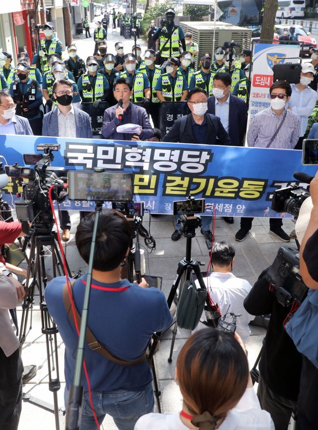 광복절 연휴 마지막 날인 16일 오전 국민혁명당 관계자들이 서울 종로구 새문안교회 앞에서 기자회견을 열어 “매주 토요일 ‘국민 걷기 캠페인’을 진행하겠다”고 밝혔다. 뉴스1