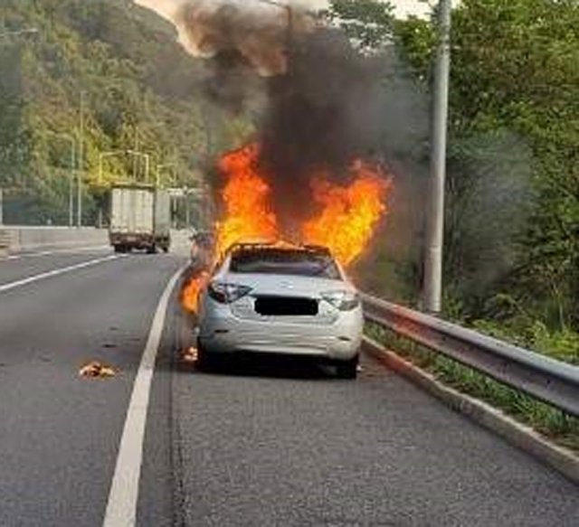 15일 오후 6시 7분경 통영대전고속도로 하행선 163km 지점 갓길에 멈춰선 차량에서 불길이 치솟고 있다.  전북소방본부 제공