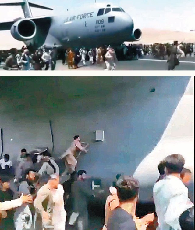 수송기 날개에 올라타는 시민들 16일(현지 시간) 아프가니스탄 수도 카불의 하미드 카르자이 국제공항에서 이륙하려는 미군 수송기에 어떻게든 탑승하려는 사람들이 활주로 위에서 무작정 달리고 있다(위쪽 사진). 이 중 일부는 위험을 무릅쓰고 비행기 날개에 올라타는 모습까지 포착 됐다(아래쪽 사진). 소셜미디어에는 탈레반이 장악한 카불을 탈출하려는 시민들이 공항으로 몰려와 비행기 날개와 트랩 등에 위험천만하게 매달리는 모습이 속속 올라오고 있다. 사진 출처 트위터