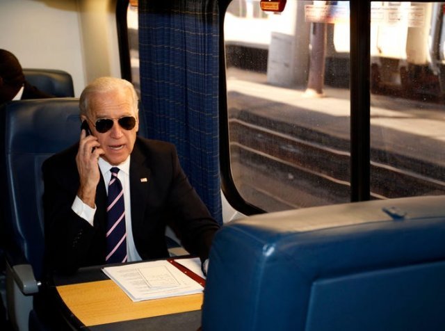 바이든 대통령이 상원의원 시절 그의 트레이드마크인 레이반 선글라스를 끼고 델라웨어 주 윌밍턴 고향 집으로 가는 암트랙 열차 안에서 업무를 보는 모습. 비즈니스인사이더
