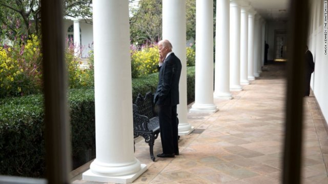 바이든 대통령이 백악관 앞뜰에서 손자들과 통화하는 모습. 손자들에게 일주일에 서너 차례 전화를 걸어 안부를 묻는 할아버지로 알려졌다. CNN