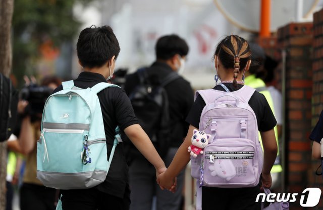 17일 오전 서울 강서구 월정초등학교에서 남매가 손을 잡고 등교하고 있다. 2021.8.17/뉴스1 © News1 사진공동취재단