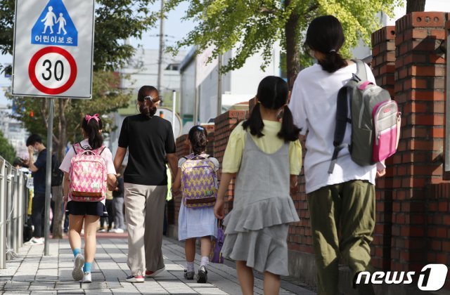 17일 오전 서울 강서구 월정초등학교 1학년과 2학년 학생들이 2학기 첫 등교를 하고 있다. 2021.8.17/뉴스1 © News1 사진공동취재단
