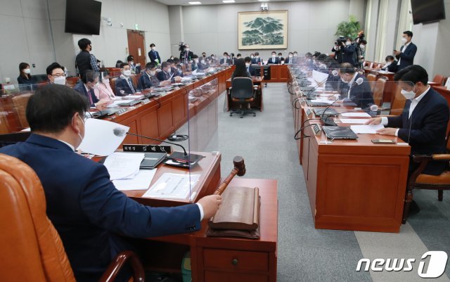국회 운영위원회 전체회의 2021.4.27/뉴스1 © News1