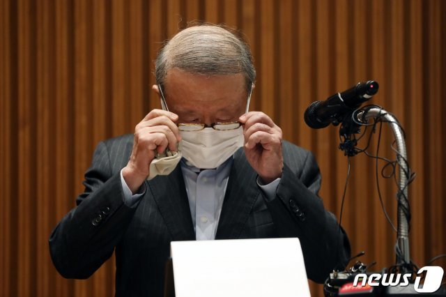 홍원식 남양유업 회장이 4일 오전 서울 강남구 남양유업 본사에서 ‘불가리스 사태’와 관련 대국민 사과 기자회견을 하고 있다. 남양유업은 지난달 ‘코로나 시대 항바이러스 식품 개발’ 심포지엄에서 불가리스 제품이 코로나19를 77.8% 저감하는 효과를 확인했다고 발표했다. 그러나 해당 연구 결과는 동물의 ‘세포단계’ 실험 결과를 과장해 발표한 것으로 알려져 논란을 빚었다. 이에 홍원식 남양유업 회장은 이날 대국민 사과 기자회견을 통해 사임 의사를 밝혔다. 2021.5.4/뉴스1 © News1