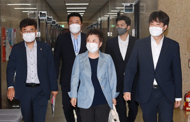 이준석(오른쪽) 국민의힘 대표 등 지도부가 17일 오전 서울 여의도 국회에서 열린 최고위원회의에 참석하고 있다. 사진공동취재단/안철민