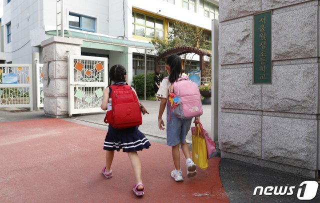 17일 오전 서울 강서구 월정초등학교 1학년과 2학년 학생들이 2학기 첫 등교를 하고 있다. 2021.8.17/뉴스1 © News1 사진공동취재단