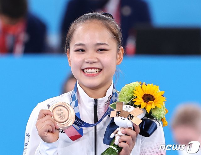 대한민국 체조 여서정이 ‘2020 도쿄 올림픽’에서 동메달을 받을 당시 양말을 신고 올라간 이유가 화제다. 2021.8.1/뉴스1 © News1
