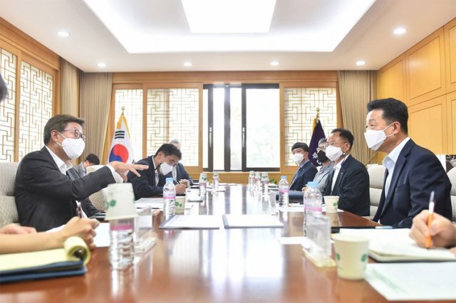 박형준 부산시장(왼쪽)이 12일 시청에서 권혁주 캐나다 워털루대 교수(오른쪽)와 인공지능(AI) 기술을 지역 산업현장에 적용하기 위한 협력 방안을 논의하고 있다. 워털루대 AI 연구소는 제조업 응용 AI 분야에서 세계 최고 수준 연구기관으로 평가받는다. 부산시 제공