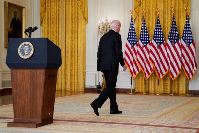조 바이든 미국 대통령이 16일(현지 시간) 백악관에서 아프가니스탄 철군 결정과 관련해 대국민 연설을 한 뒤 연단을 떠나고 있다. 워싱턴=AP 뉴시스