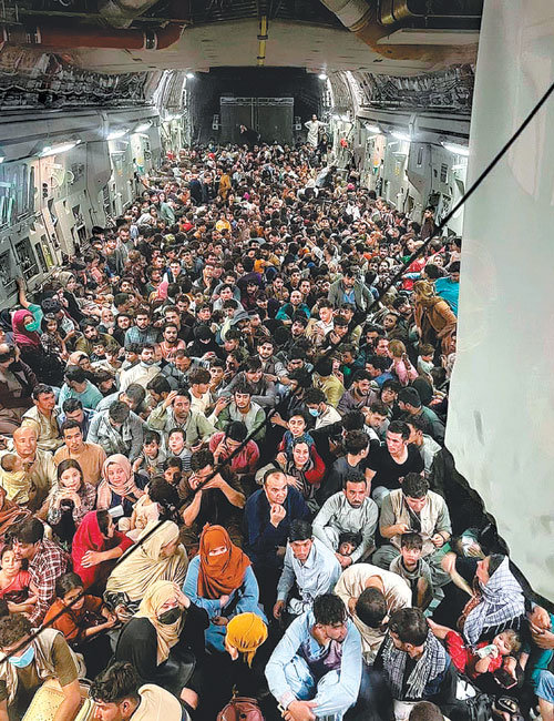 美 수송기로 아프간 탈출 15일(현지 시간) 아프가니스탄 수도 카불에서 카타르로 향하는 미군 C-17 
수송기에 수백 명이 빽빽하게 들어차 있다. 이 비행기의 탑승 정원은 200명이지만 탈레반이 장악한 아프간을 탈출하려는 이들이 
몰리면서 3배가 넘는 640명이 탔다. 트위터