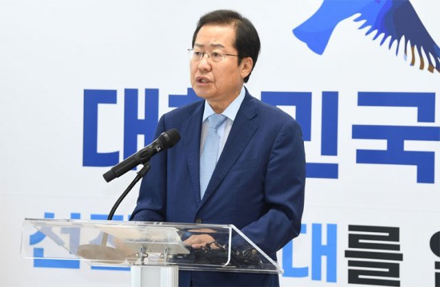 홍준표 국민의힘 의원이 17일 오전 서울 여의도 사무실에서 대선 출마를 공식 선언하고 있다. 사진공동취재단