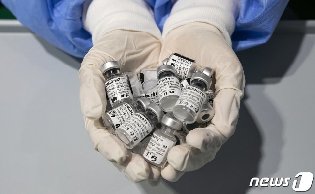 정부는 현재 예약이 진행중인 18~49세 백신 접종률이 이미 접종을 받은 이들과 예약이 끝난 이들을 합치면 70%가 넘을 것으로 추산된다고 밝혔다. 집단면역이 생기려면 전 국민의 70%는 백신 접종을 마쳐야 한다는 게 당국 계산인데 변이 바이러스 때문에 이 비율을 높이는 방안이 검토되고 있다. 사진은 17일 오후 서울 서대문구 북아현문화체육센터에 마련된 신종 코로나바이러스 감염증(코로나19) 백신 예방 접종센터에서 쓰인 화이자 백신. 2021.8.17/뉴스1 © News1