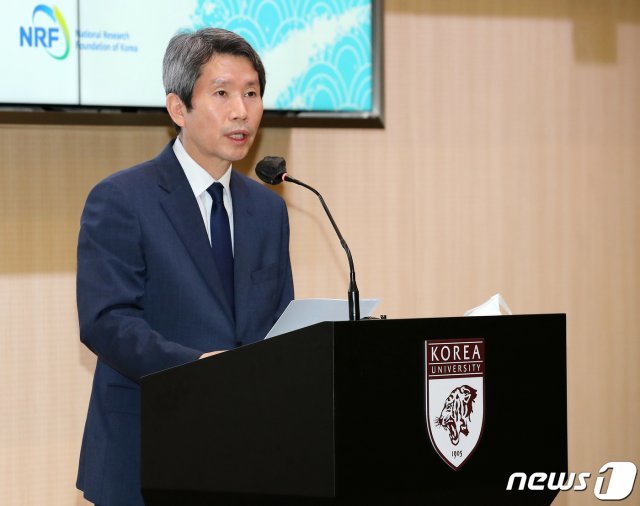 이인영 통일부 장관이 18일 서울 성북구 안암동 고려대학교 SK미래관에서 열린 ‘2021 한국정치세계학술대회’에서 기조연설을 하고 있다. 2021.8.18/뉴스1 © News1