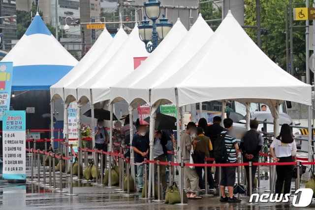 18일 오전 서울 중구 서울역광장에 마련된 신종 코로나바이러스 감염증(코로나19) 임시선별진료소에서 시민들이 검사를 기다리고 있다. 질병관리청 중앙방역대책본부는 이날 0시 기준 코로나19 신규 확진자가 1805명을 기록했다고 밝혔다. 2021.8.18/뉴스1 © News1