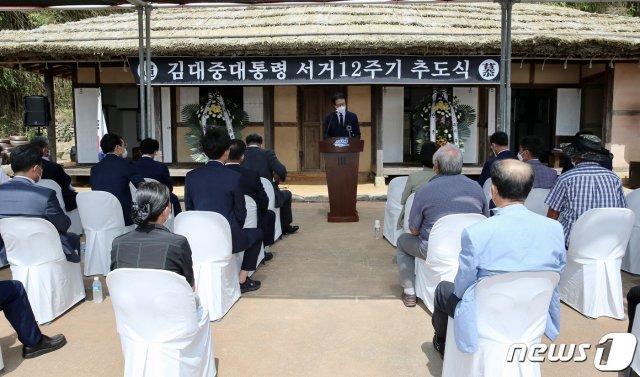 신안군이 18일 하의도에서 개최한 김대중 전 대통령 추도식.(신안군 제공)/뉴스1
