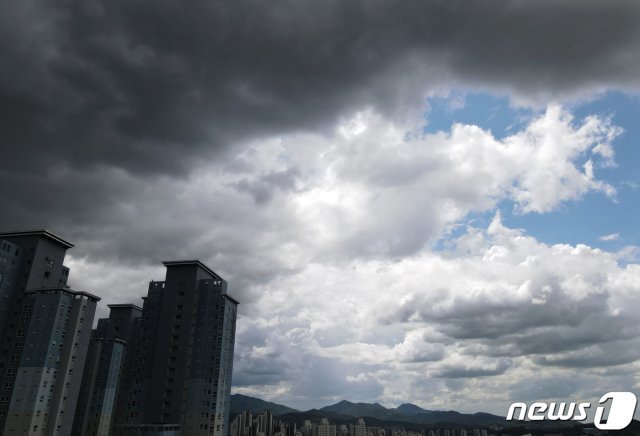 전북지역에 소나기가 예보된 18일 전북 전주시 도심 위로 먹구름이 드리우고 있다. 2021.8.18/뉴스1 © News1