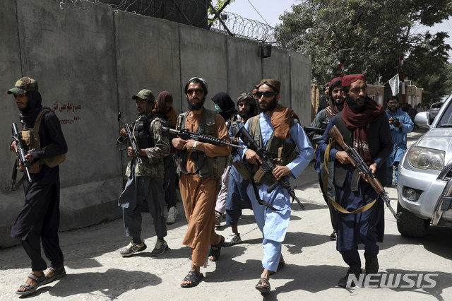 탈레반 전사들이 2021년 8월 18일 수요일 아프가니스탄 카불의 와지르 아크바르 칸 인근에서 순찰하고 있다.(AP Photo)