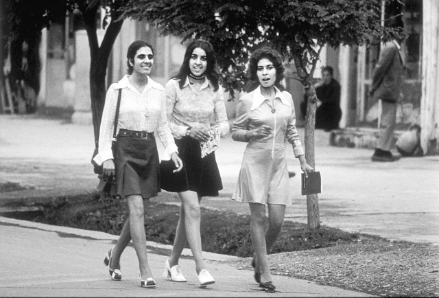 50년전 미니스커트 입었던 아프간 여성1972년 아프가니스탄 수도 카불의 거리에서 여성 3명이 미니스커트와 서구식 복장을 입은 채 걸어가고 있다. 1970년대 아프가니스탄의 자유로운 분위기를 보여준다. 게티이미지