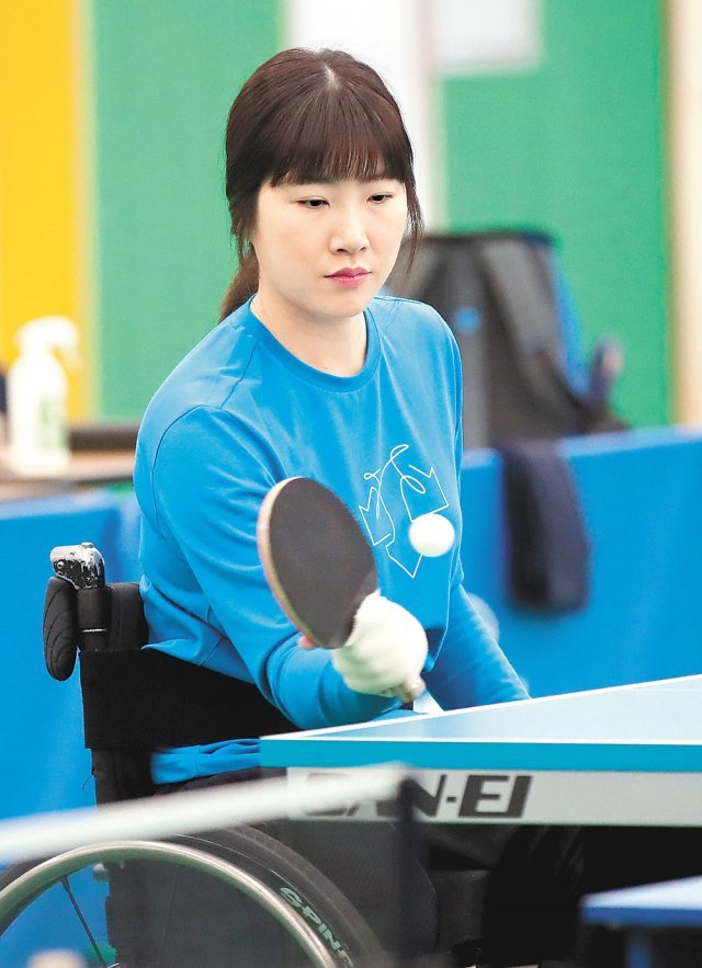 2020 도쿄 패럴림픽에 한국 대표로 참가하는 서수연이 휠체어를 타고 손목과 라켓을 붕대로 감은 채 탁구 연습에 매진하고 있다. 서수연은 장애 후유증으로 악력이 약해져 라켓을 손에 고정한다. 대한장애인체육회 제공