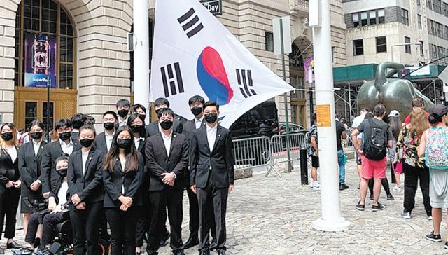 한인 청소년 등 재미차세대협의회 회원들이 17일 미국 뉴욕 월가 황소상 앞에서 태극기 게양식을 하고 있다. 재미차세대협의회 제공