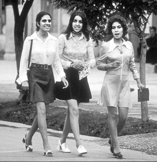 50년 전 미니스커트 입었던 아프간 여성 1972년 아프가니스탄 수도 카불의 거리에서 여성 3명이 미니스커트와 서구식 복장을 입은 채 걸어가고 있다. 1970년대 아프가니스탄의 자유로운 분위기를 보여준다. 게티이미지코리아