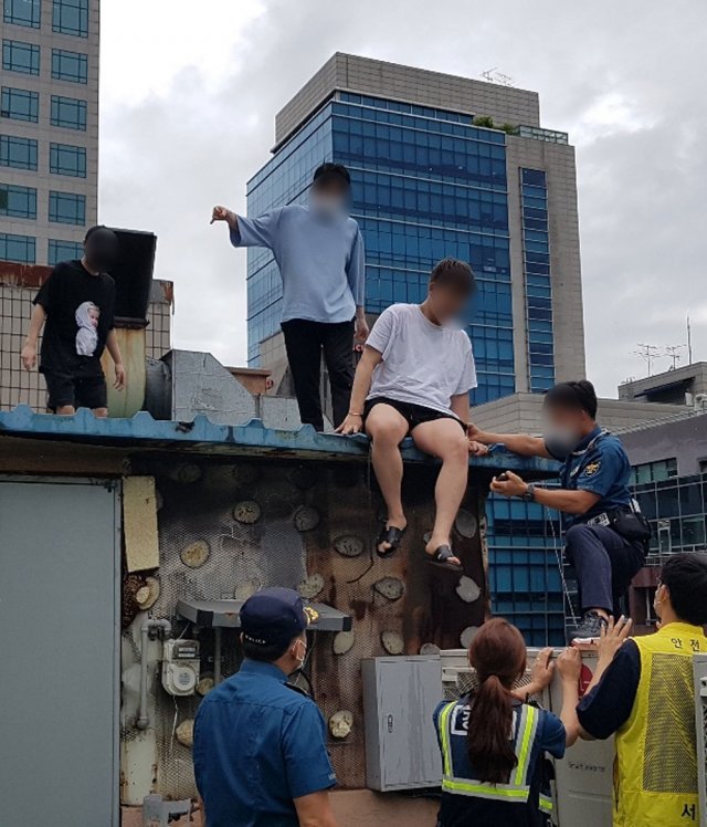 무허가 주점 아침 단속했더니… 옥상에 숨어 18일 오전 9시경 서울 서초구의 한 무허가 유흥주점에서 술을 마시던 남성
 5명이 주점에 들이닥친 경찰을 피해 비를 맞아가며 옥상에 숨어 있다 결국 붙잡혔다. 경찰은 이날 아침 이 유흥주점을 단속해 
집합금지명령을 위반한 업주와 손님 34명을 적발했다. 서초경찰서 제공