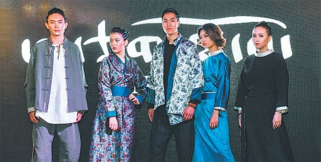 2018년 6월 10일 중국 시짱자치구의 라싸에서 모델들이 현지 패션브랜드 아즈-나모의 의류 제품을 선보이고 있다. 신화통신 제공