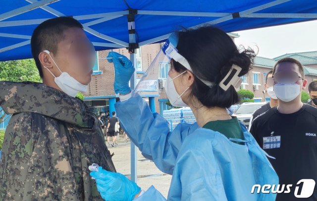충남 논산 육군훈련소에서 논산보건소 소속 의료진들이 장병들을 대상으로 코로나 검사를 하고 있다. 2021.7.8/뉴스1 © News1