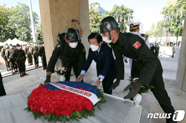 앙카라 한국공원 터키군 한국전 참전 기념비에 헌화하는 박병석 국회의장(2021.08.18) © 뉴스1