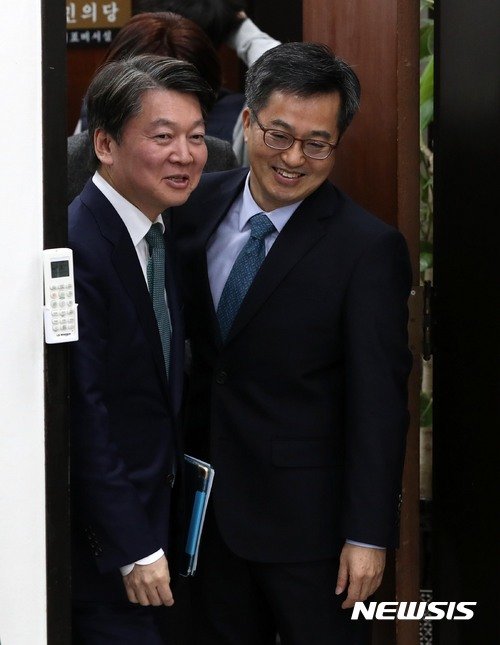 2017년 11월 당시 김동연 경제부총리(오른쪽)가 서울 여의도 국회에서 예산안 처리 협조를 위해 국민의당 안철수 대표를 예방해 회의실로 들어서고 있다. 뉴시스