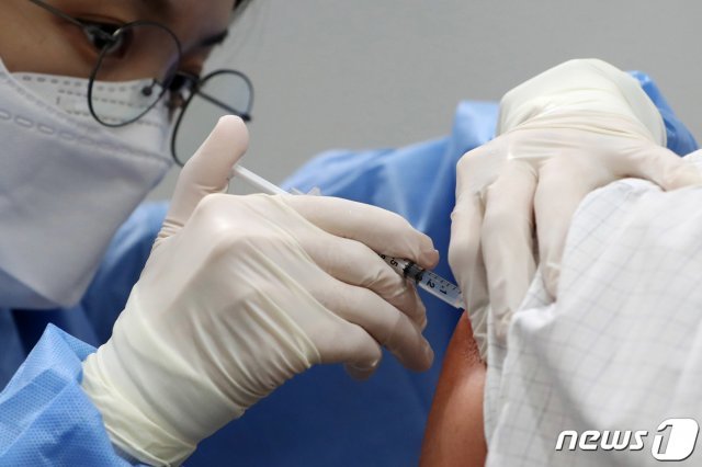 지난 18일 서울 영등포구 코로나19 예방접종센터에서 의료진이 시민에게 백신을 접종하고 있다.  2021.8.18/뉴스1 © News1
