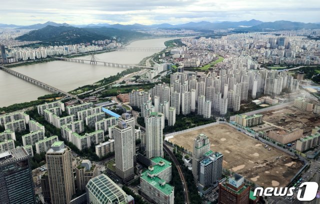 서울 시내 한강변 아파트. 전경(자료사진) 2020.7.29/뉴스1 © News1