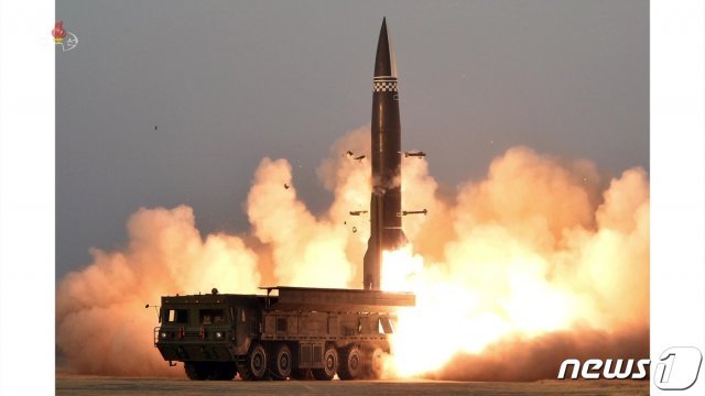 북한이 지난 3월25일 함경남도 함주 일대에서 동해 방향으로 ‘신형전술유도탄’을 발사했다. (조선중앙TV 캡처) © 뉴스1