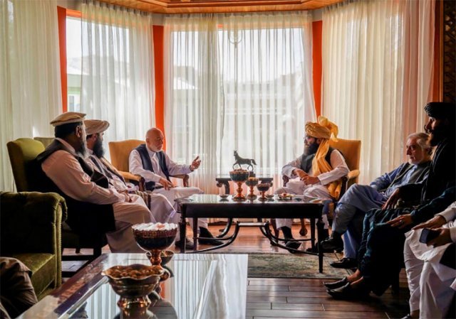 아프간 첫 민선 대통령-탈레반 수뇌부 회동 하미드 카르자이 전 아프가니스탄 대통령(왼쪽에서 세 번째),
 탈레반 산하 무장단체 하카니 네트워크의 수뇌부인 아나스 하카니(오른쪽에서 세 번째), 압둘라 압둘라 아프간 국가화해최고위원회 
의장 겸 전 외교장관(오른쪽에서 두 번째)이 18일 수도 카불에서 탈레반 관계자들과 이야기를 나누고 있다. 이들은 탈레반이 장악한
 아프간의 향후 정국 운영 방안을 논의한 것으로 알려졌다. AP뉴시스