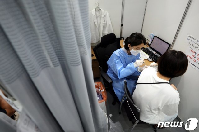 서울 영등포구 코로나19 예방접종센터에서 의료진이 시민에게 백신을 접종하고 있다./뉴스1 © News1 이광호 기자