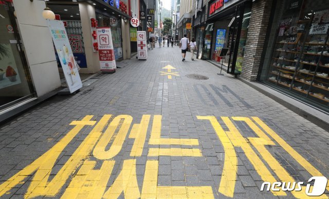 정부가 오는 22일 종료되는 사회적 거리두기 연장 여부를 20일께 발표할 예정이다. 사진은 18일 서울 중구 명동 거리 모습. 2021.8.18/뉴스1 © News1