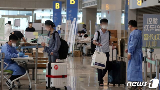 인천공항에서 해외입국자들이 방역관계자들의 안내들 받으며 입국하는 모습. 2021.8.18/뉴스1 © News1