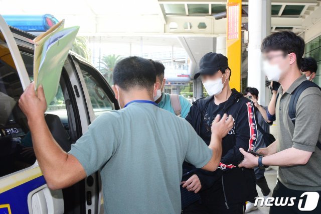 제주 대표 장기미제 사건인 ‘제주 변호사 살인사건’의 유력 용의자 김모씨(55)가 지난 18일 오후 제주국제공항을 통해 송환되고 있다. 살인교사 혐의로 입건된 김씨는 제주의 한 폭력조직인 유탁파 조직원으로, 지난해 6월27일 SBS ‘그것이 알고 싶다’에서 유탁파 두목 백모씨(2008년 사망)의 지시를 받고 동갑내기 조직원인 손모씨(2014년 사망)를 통해 변호사 이모씨를 살해했다고 주장한 인물이다. 김씨는 올해 6월 캄보디아에서 불법 체류자 신분으로 적발돼 추방됨에 따라 지난 18일 국내로 강제 송환됐다. 2021.8.20/뉴스1 © News1 오현지 기자