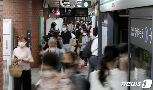 지하철을 이용하는 서울 시민. /뉴스1 © News1