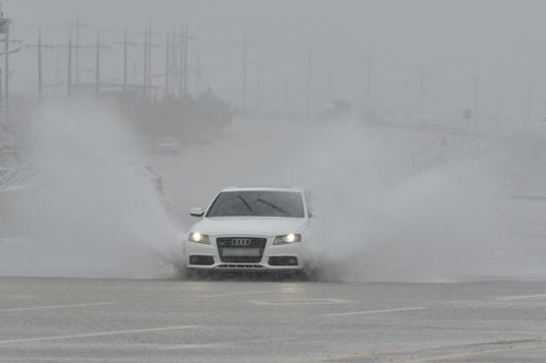 해수욕장 앞 도로를 지나는 차량이 폭우로 힘겹게 이동하고 있다. 뉴스1
