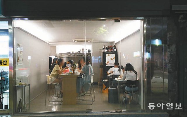 18일 저녁 서울 용산구에 있는 내추럴 와인바 ‘하리’에서 사람들이 와인을 즐기고 있다. 가게 외부 어디에도 간판이 없어 지나가는 이들의 호기심을 자극한다. 원대연 기자 yeon72@donga.com